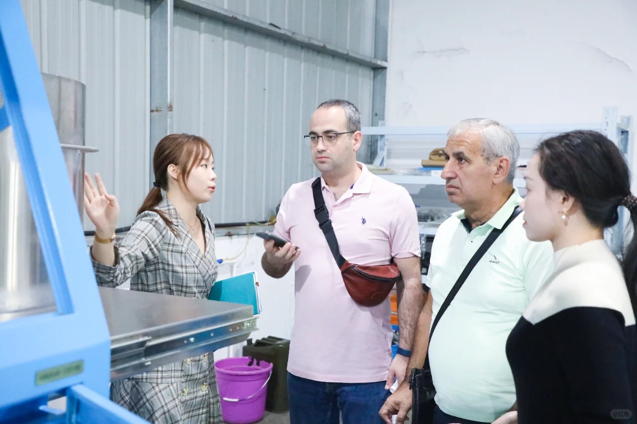 Customers visita DUXERIT LUX nudus Factory explorare novum occasiones ad cooperante